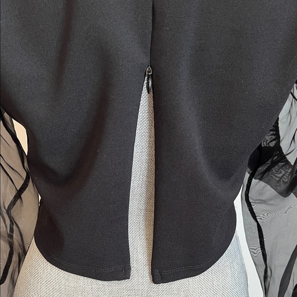 NWOT Elegant Black Fitted Stretch Sheer Rosette Sleeve Top, Size 40/8/M - Picture 9 of 12